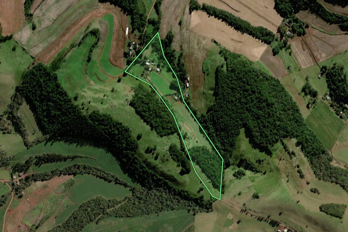 Imagem de satélite do imóvel rural em Coronel Vivida (PR), com o contorno declarado no CAR desenhado por cima.