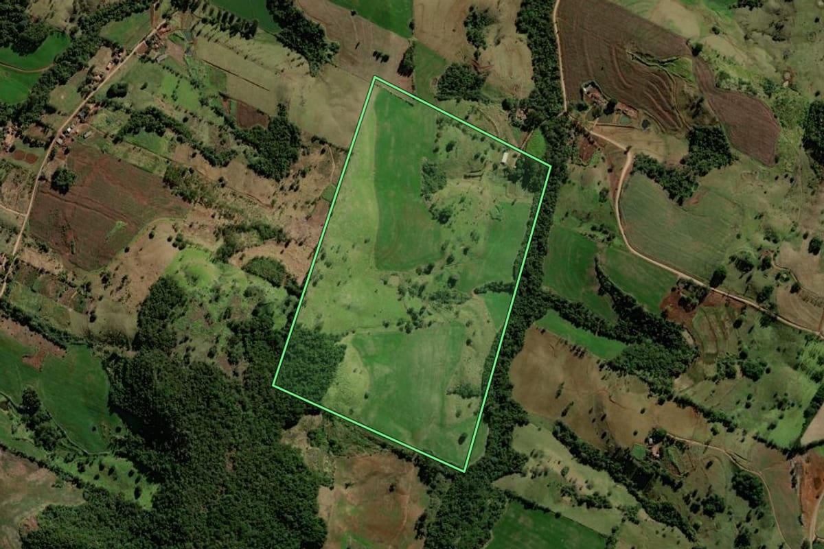 Imagem de satélite do imóvel rural em Corumbataí do Sul (PR), com o contorno declarado no CAR desenhado por cima.