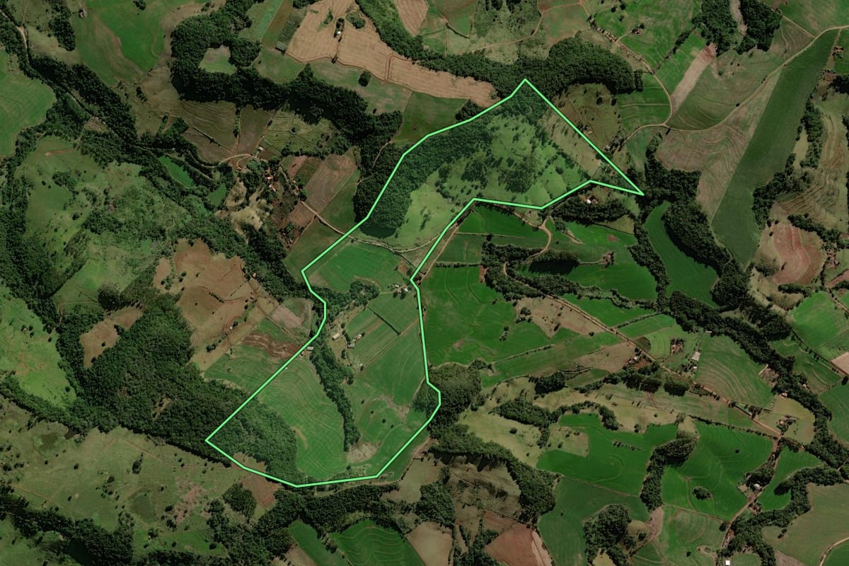 Imagem de satélite do imóvel rural em Corumbataí do Sul (PR), com o contorno declarado no CAR desenhado por cima.