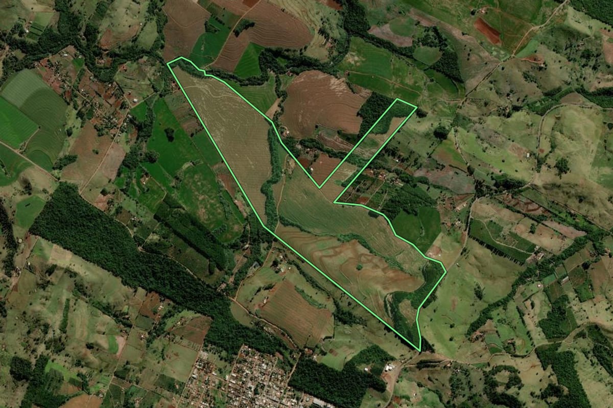 Imagem de satélite do imóvel rural em Corumbataí do Sul (PR), com o contorno declarado no CAR desenhado por cima.