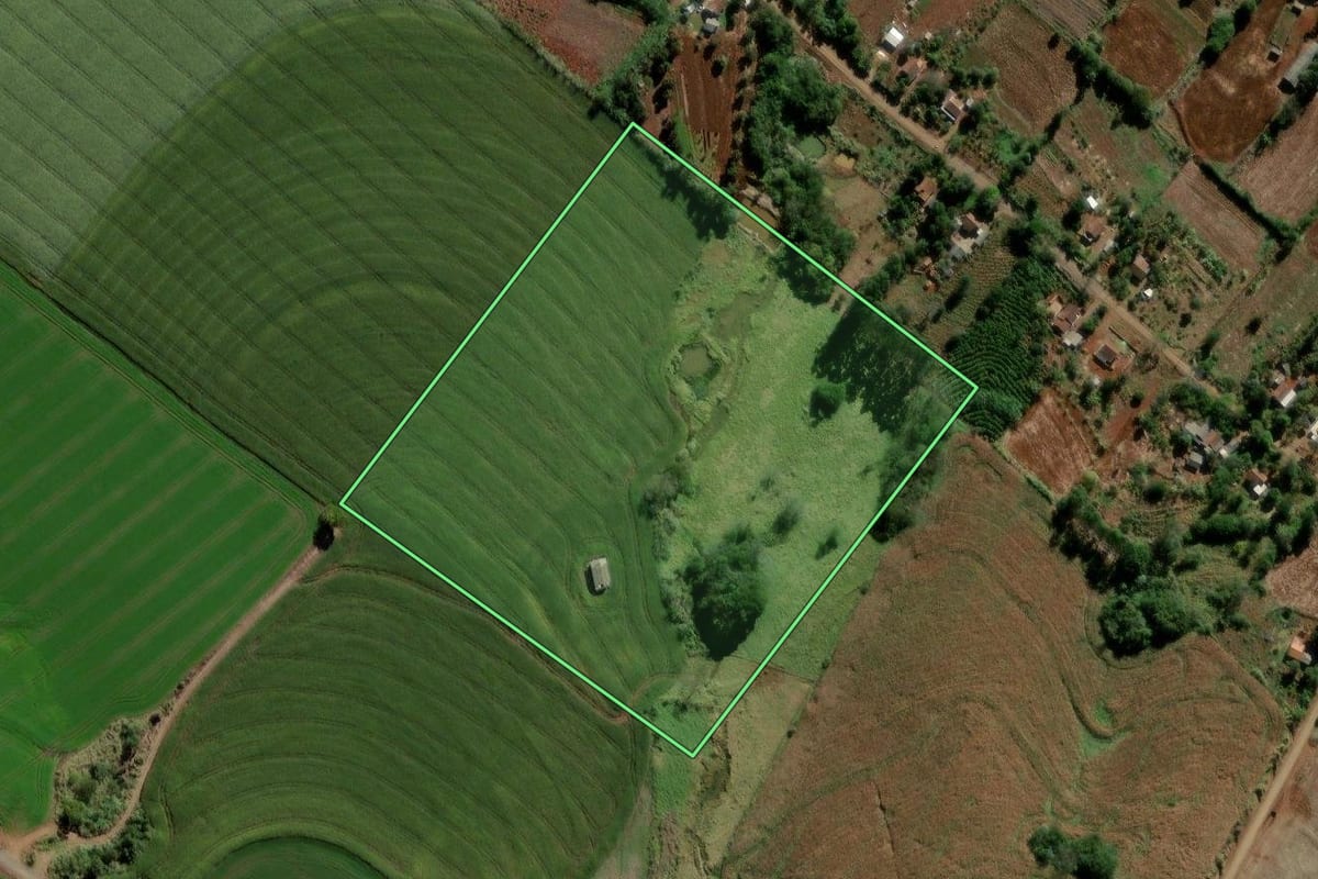 Imagem de satélite do imóvel rural em Corumbataí do Sul (PR), com o contorno declarado no CAR desenhado por cima.