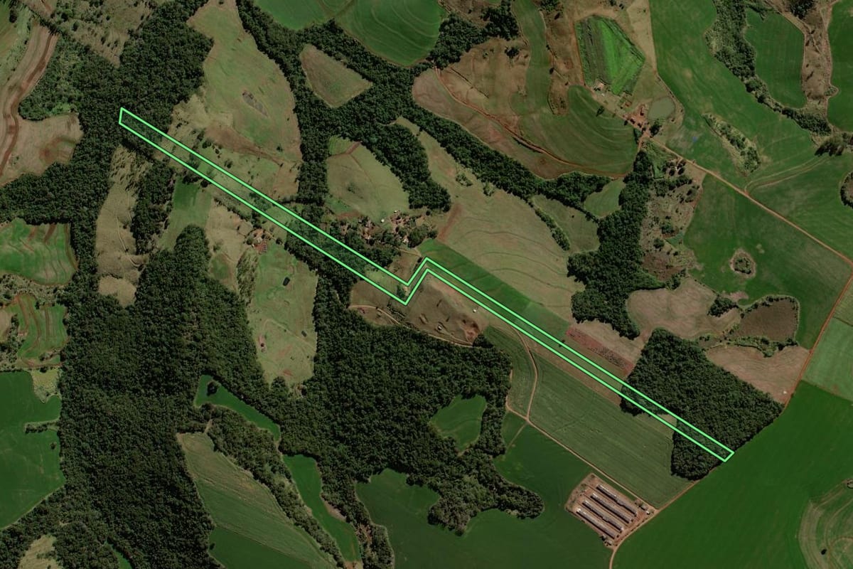 Imagem de satélite do imóvel rural em Corumbataí do Sul (PR), com o contorno declarado no CAR desenhado por cima.