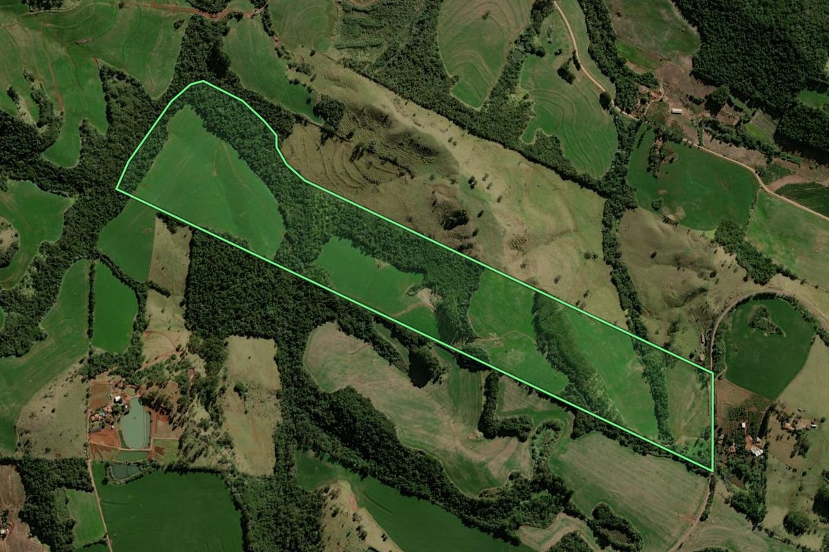 Imagem de satélite do imóvel rural em Corumbataí do Sul (PR), com o contorno declarado no CAR desenhado por cima.