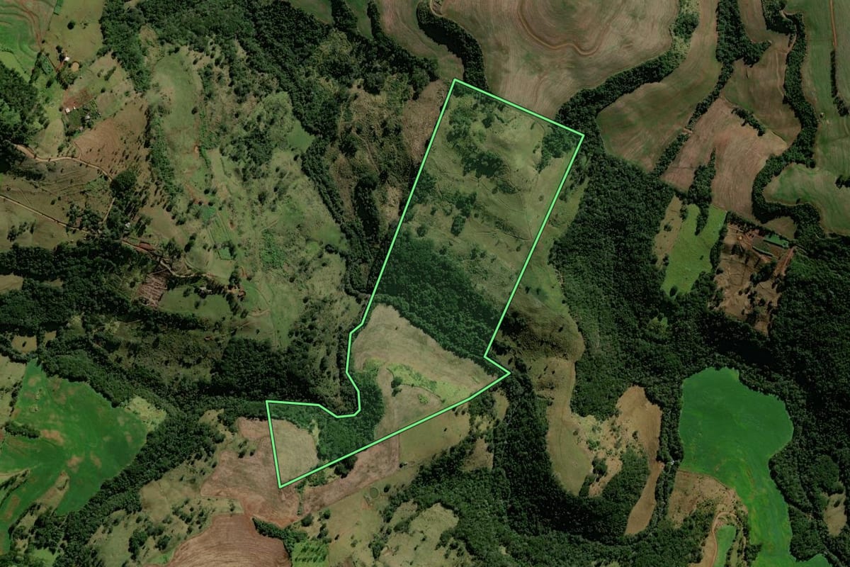 Imagem de satélite do imóvel rural em Corumbataí do Sul (PR), com o contorno declarado no CAR desenhado por cima.