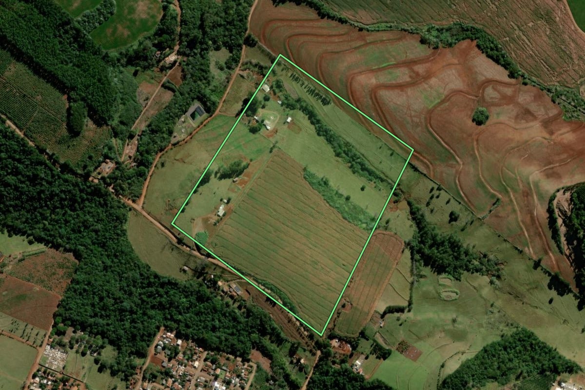 Imagem de satélite do imóvel rural em Corumbataí do Sul (PR), com o contorno declarado no CAR desenhado por cima.
