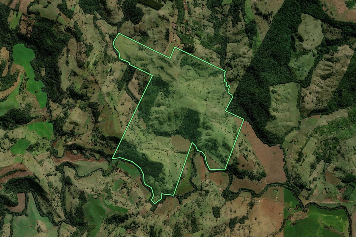 Imagem de satélite do imóvel rural em Corumbataí do Sul (PR), com o contorno declarado no CAR desenhado por cima.