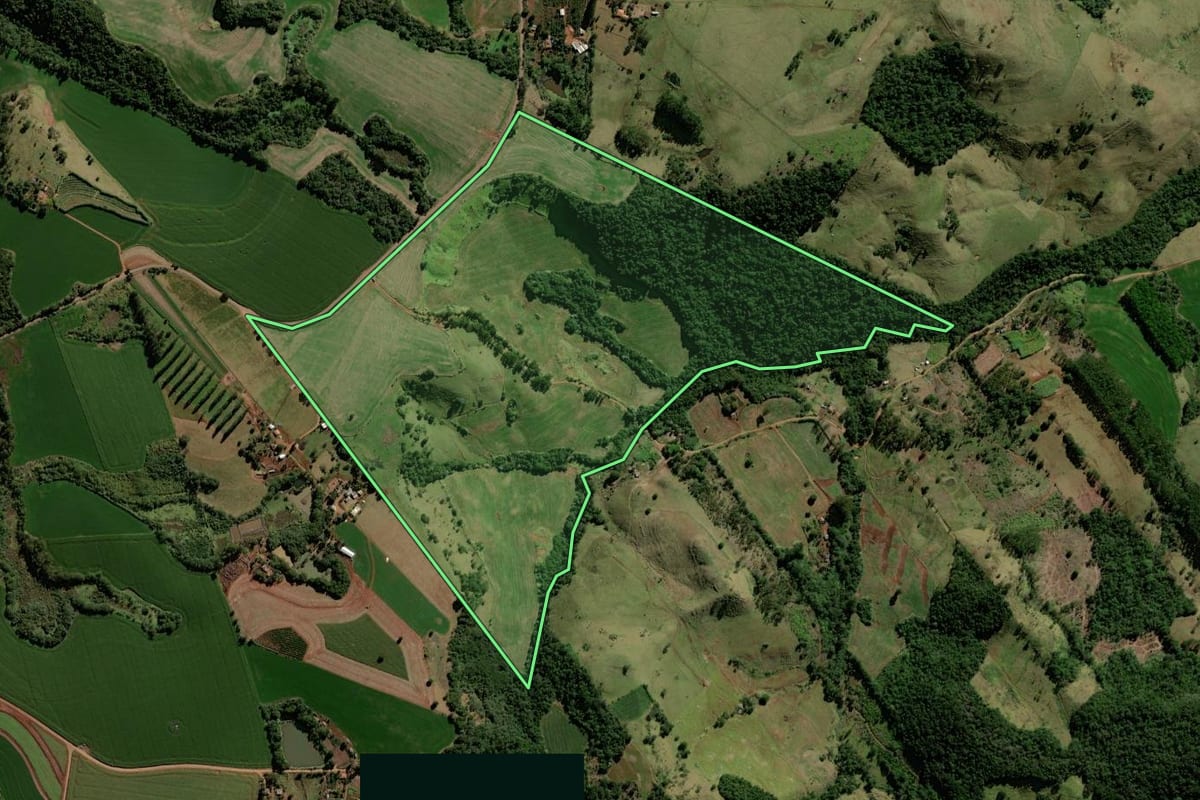 Imagem de satélite do imóvel rural em Corumbataí do Sul (PR), com o contorno declarado no CAR desenhado por cima.