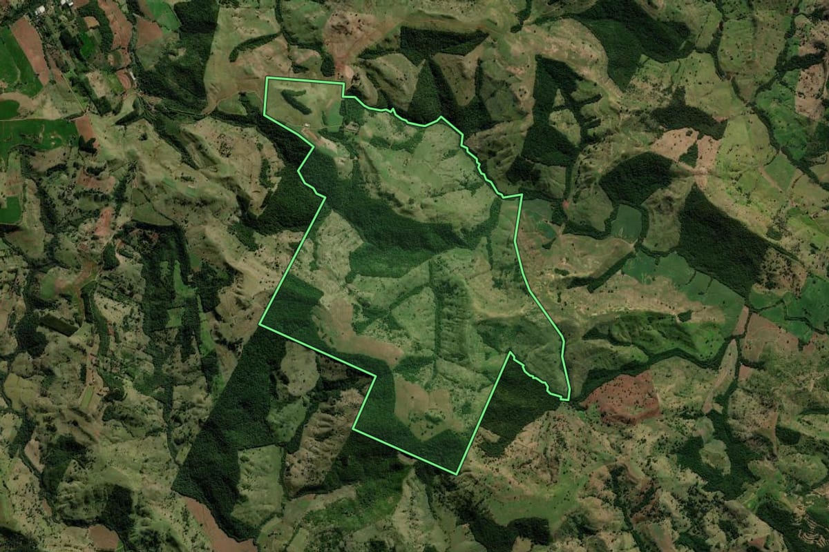 Imagem de satélite do imóvel rural em Corumbataí do Sul (PR), com o contorno declarado no CAR desenhado por cima.