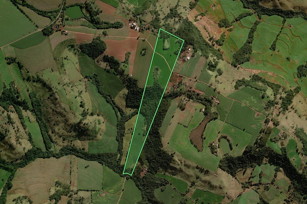 Imagem de satélite do imóvel rural em Corumbataí do Sul (PR), com o contorno declarado no CAR desenhado por cima.