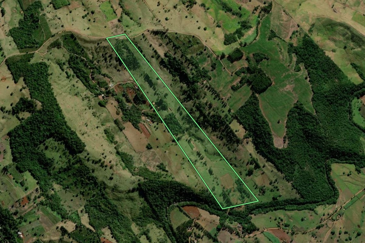 Imagem de satélite do imóvel rural em Corumbataí do Sul (PR), com o contorno declarado no CAR desenhado por cima.