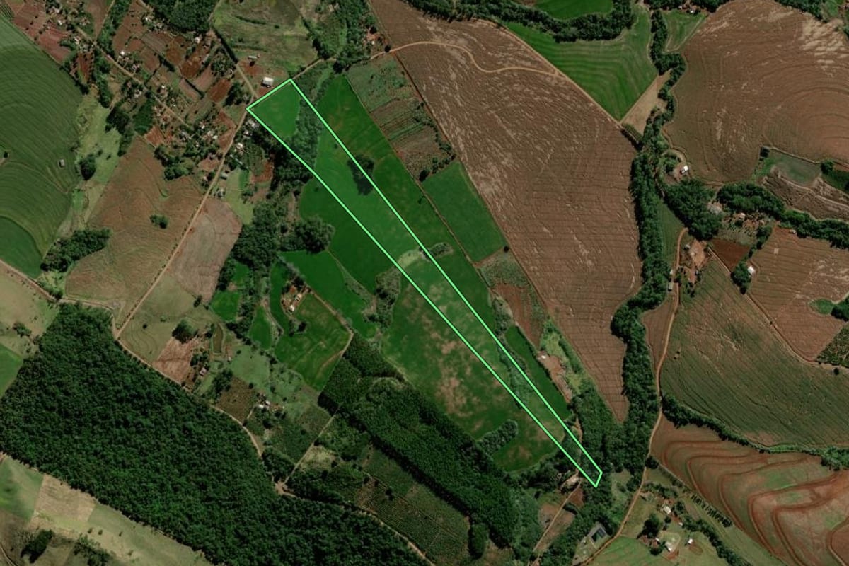 Imagem de satélite do imóvel rural em Corumbataí do Sul (PR), com o contorno declarado no CAR desenhado por cima.