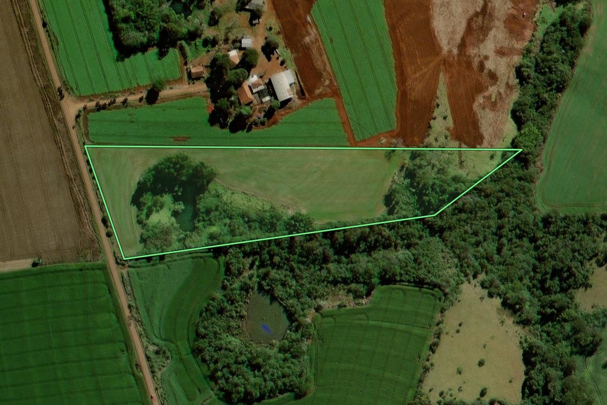 Imagem de satélite do imóvel rural em Corumbataí do Sul (PR), com o contorno declarado no CAR desenhado por cima.