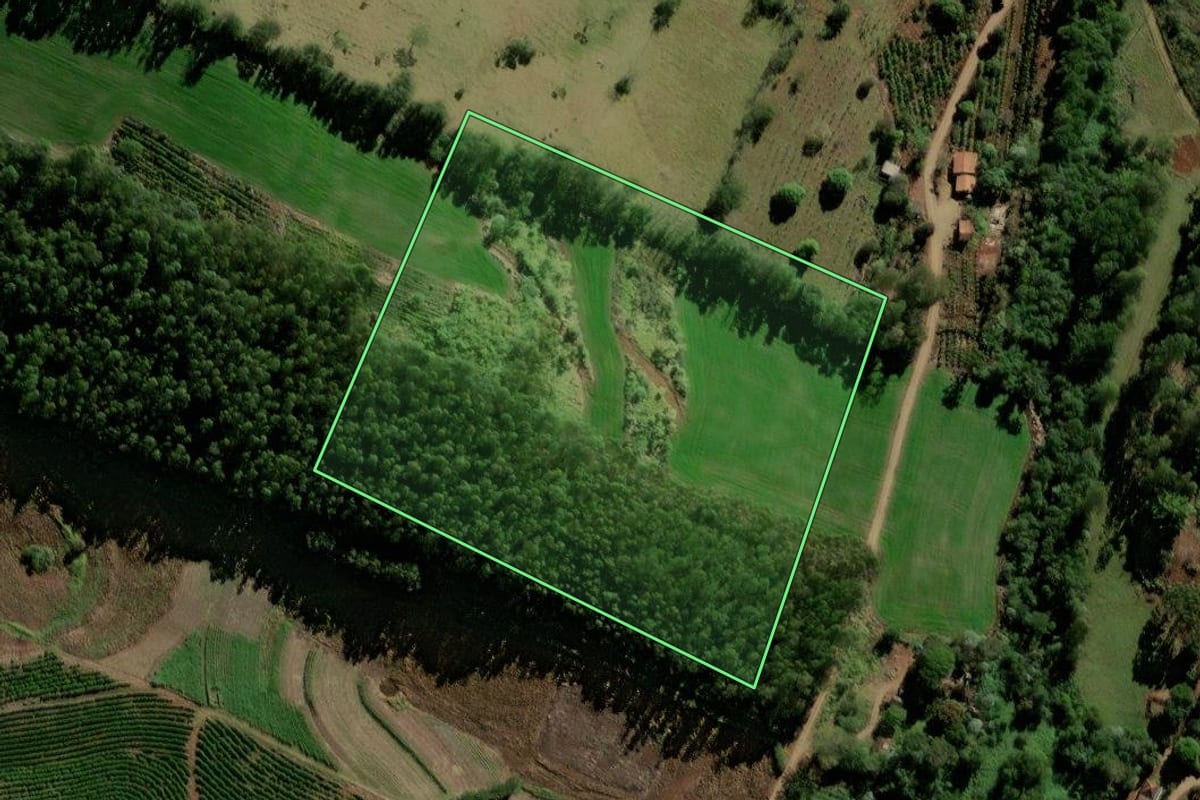 Imagem de satélite do imóvel rural em Corumbataí do Sul (PR), com o contorno declarado no CAR desenhado por cima.