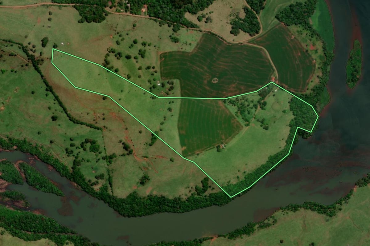 Imagem de satélite do imóvel rural em Cruzeiro do Iguaçu (PR), com o contorno declarado no CAR desenhado por cima.