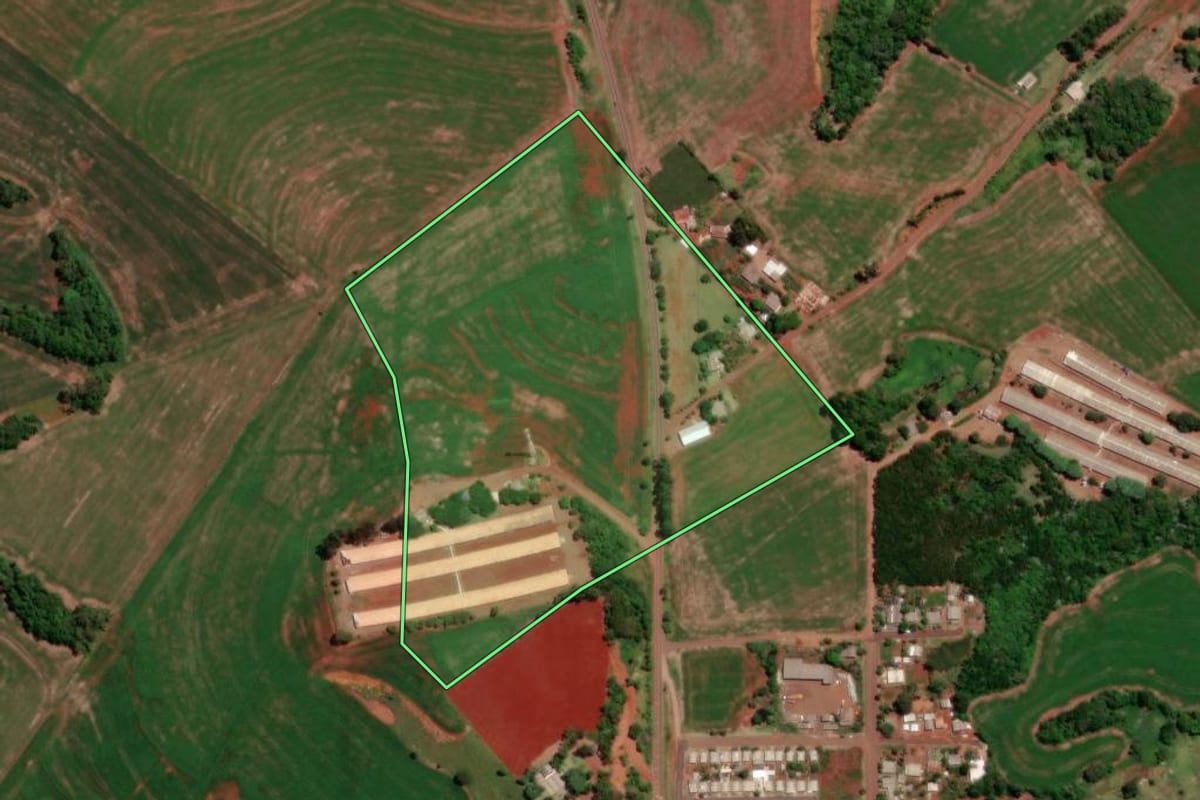 Imagem de satélite do imóvel rural em Cruzeiro do Iguaçu (PR), com o contorno declarado no CAR desenhado por cima.
