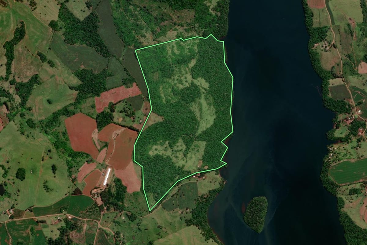 Imagem de satélite do imóvel rural em Cruzeiro do Iguaçu (PR), com o contorno declarado no CAR desenhado por cima.