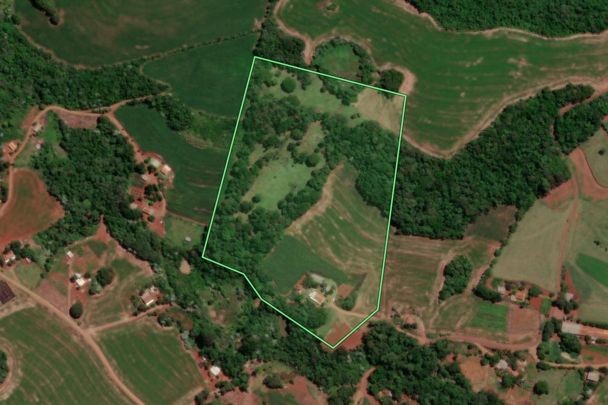 Imagem de satélite do imóvel rural em Cruzeiro do Iguaçu (PR), com o contorno declarado no CAR desenhado por cima.