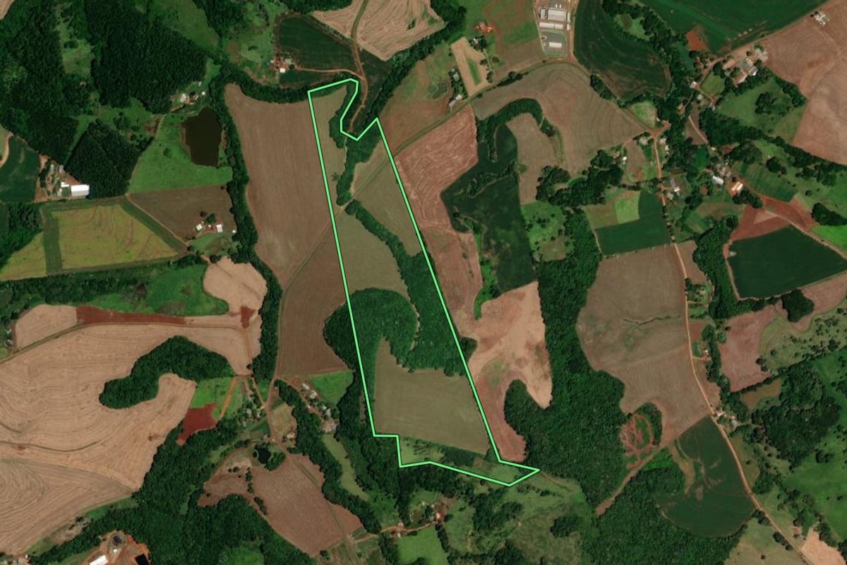 Imagem de satélite do imóvel rural em Cruzeiro do Iguaçu (PR), com o contorno declarado no CAR desenhado por cima.