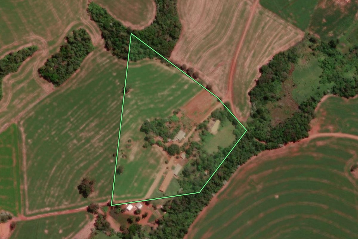 Imagem de satélite do imóvel rural em Cruzeiro do Iguaçu (PR), com o contorno declarado no CAR desenhado por cima.