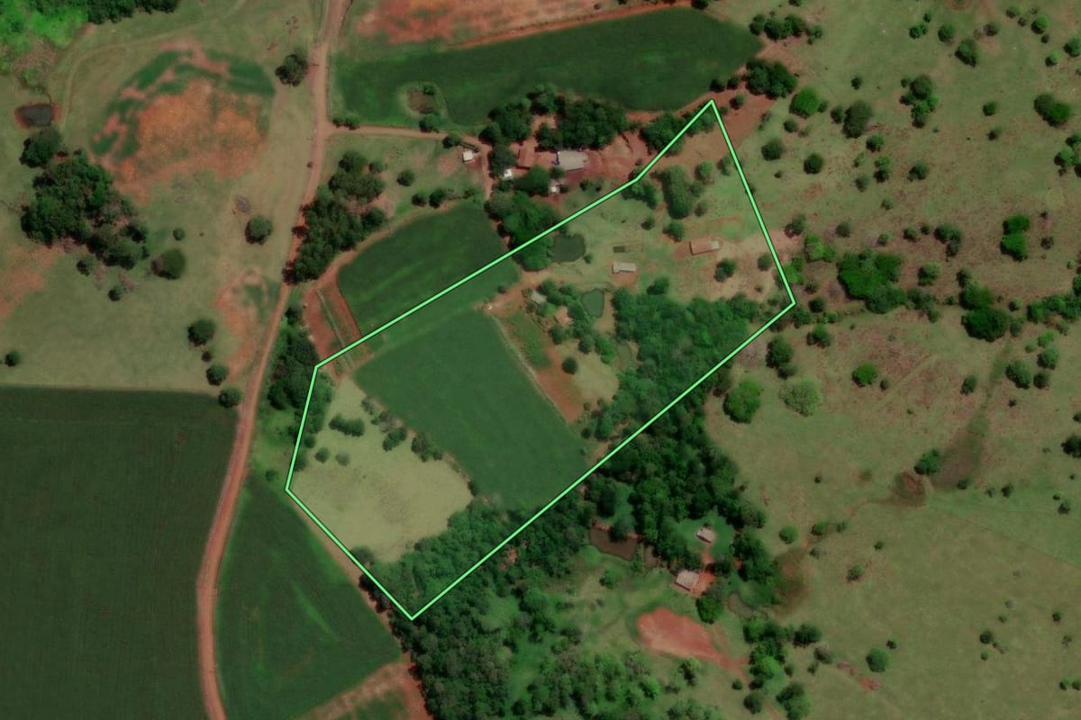 Imagem de satélite do imóvel rural em Cruzeiro do Iguaçu (PR), com o contorno declarado no CAR desenhado por cima.