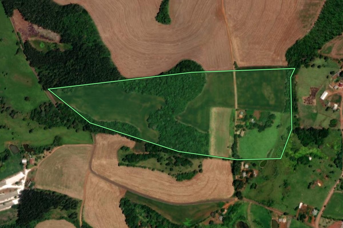 Imagem de satélite do imóvel rural em Cruzeiro do Iguaçu (PR), com o contorno declarado no CAR desenhado por cima.