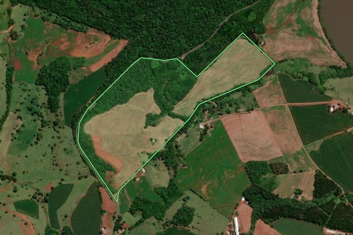 Imagem de satélite do imóvel rural em Cruzeiro do Iguaçu (PR), com o contorno declarado no CAR desenhado por cima.