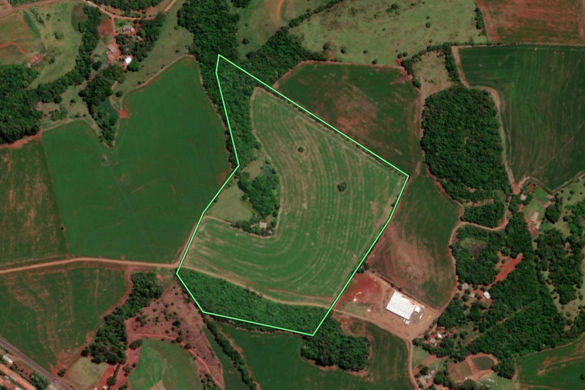 Imagem de satélite do imóvel rural em Cruzeiro do Iguaçu (PR), com o contorno declarado no CAR desenhado por cima.