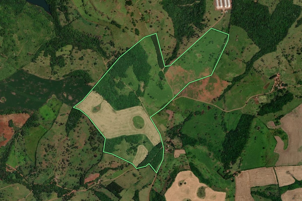 Imagem de satélite do imóvel rural em Cruzeiro do Iguaçu (PR), com o contorno declarado no CAR desenhado por cima.