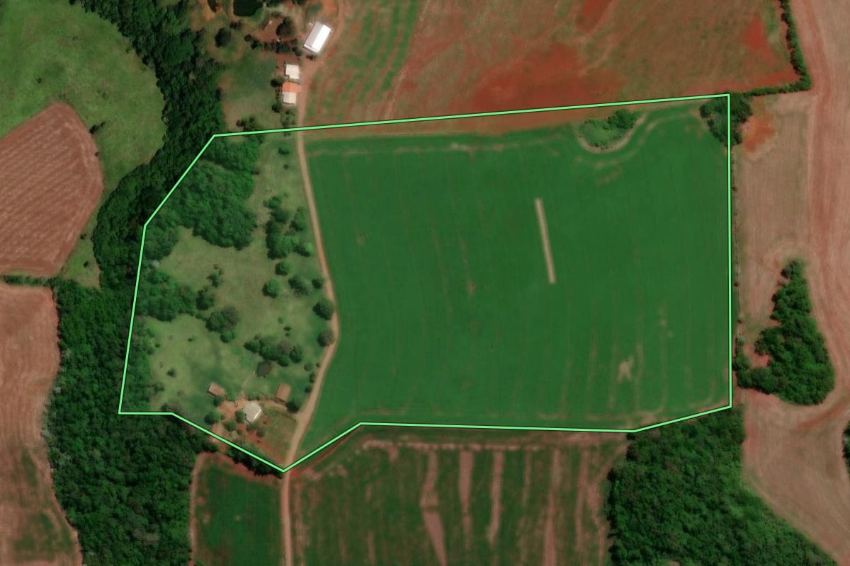 Imagem de satélite do imóvel rural em Cruzeiro do Iguaçu (PR), com o contorno declarado no CAR desenhado por cima.