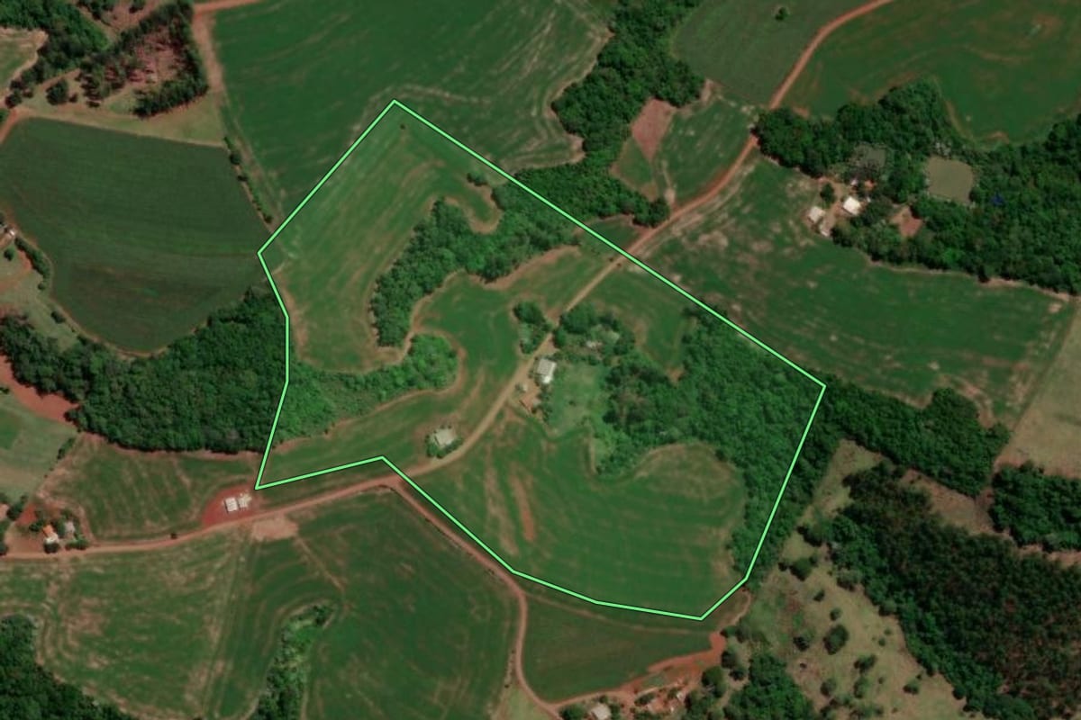Imagem de satélite do imóvel rural em Cruzeiro do Iguaçu (PR), com o contorno declarado no CAR desenhado por cima.