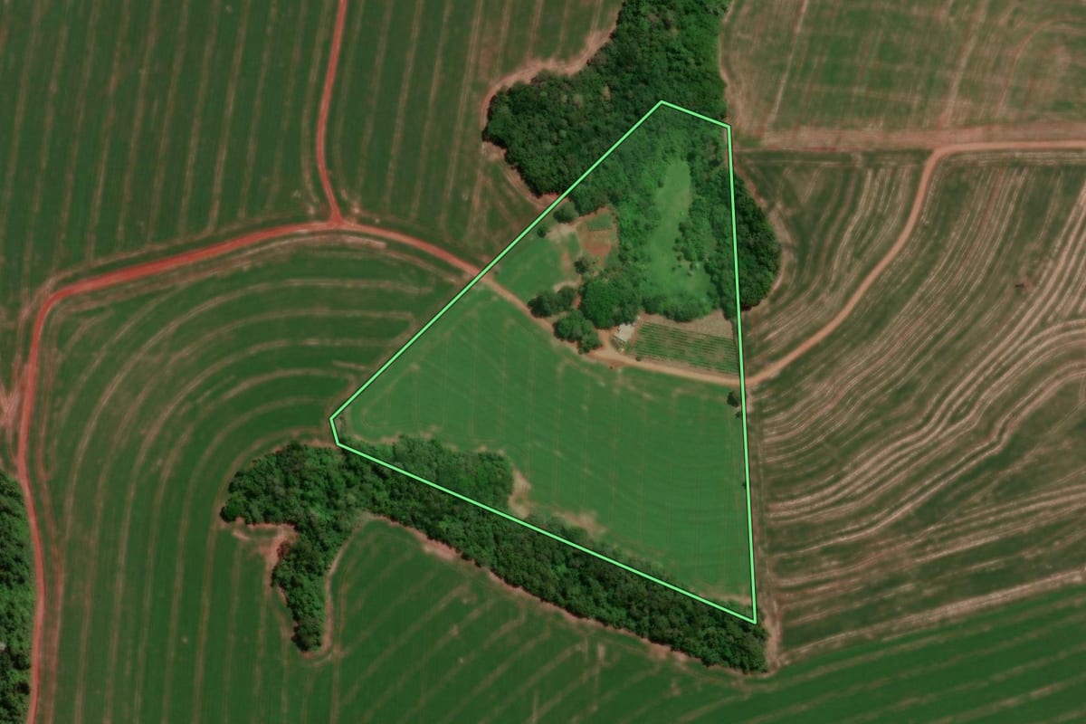 Imagem de satélite do imóvel rural em Cruzeiro do Iguaçu (PR), com o contorno declarado no CAR desenhado por cima.