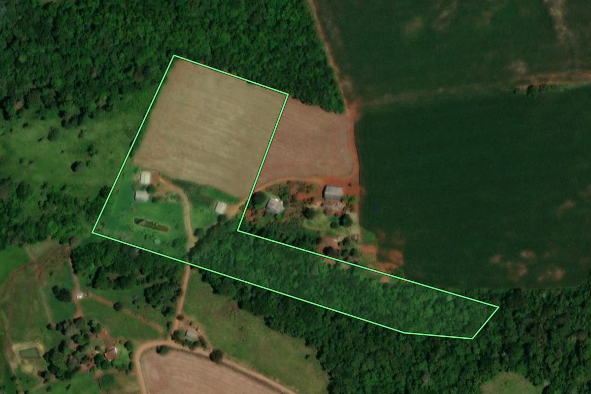 Imagem de satélite do imóvel rural em Cruzeiro do Iguaçu (PR), com o contorno declarado no CAR desenhado por cima.