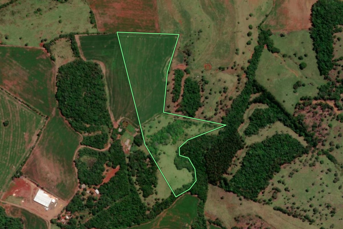 Imagem de satélite do imóvel rural em Cruzeiro do Iguaçu (PR), com o contorno declarado no CAR desenhado por cima.
