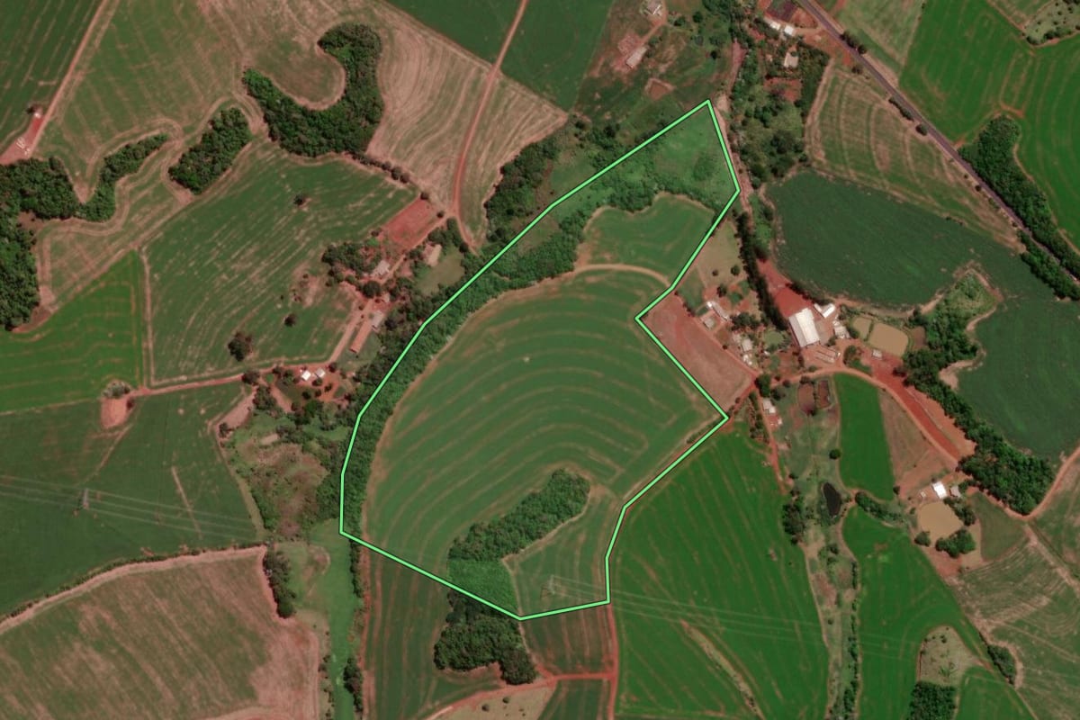 Imagem de satélite do imóvel rural em Cruzeiro do Iguaçu (PR), com o contorno declarado no CAR desenhado por cima.