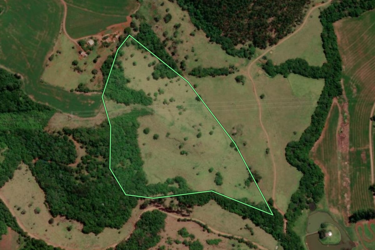 Imagem de satélite do imóvel rural em Cruzeiro do Iguaçu (PR), com o contorno declarado no CAR desenhado por cima.