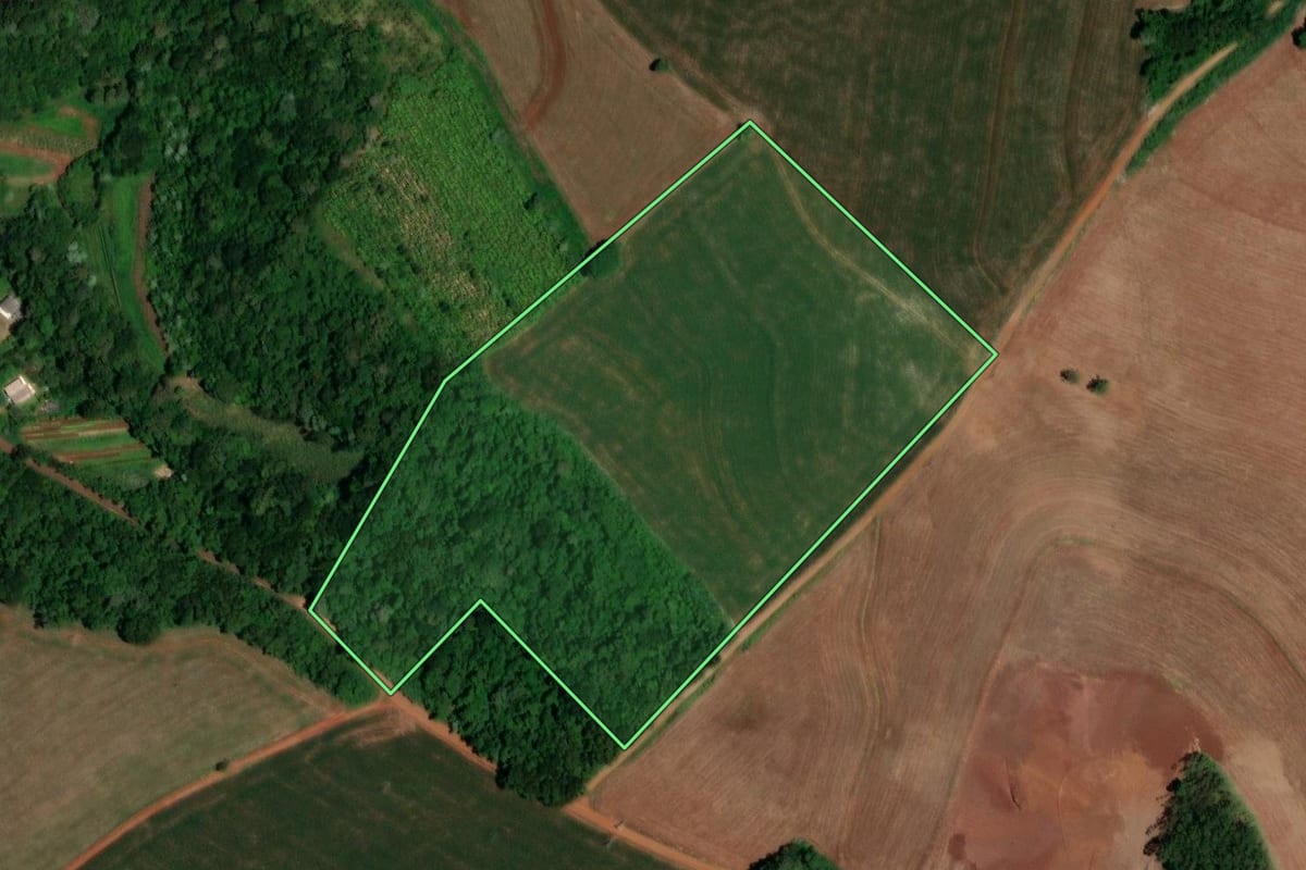 Imagem de satélite do imóvel rural em Cruzeiro do Iguaçu (PR), com o contorno declarado no CAR desenhado por cima.