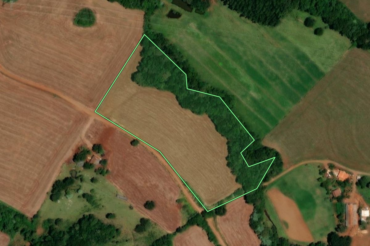 Imagem de satélite do imóvel rural em Cruzeiro do Iguaçu (PR), com o contorno declarado no CAR desenhado por cima.
