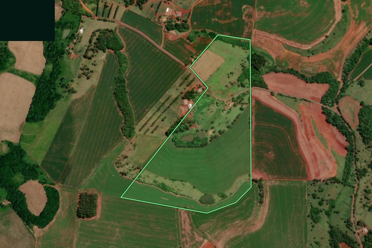 Imagem de satélite do imóvel rural em Cruzeiro do Iguaçu (PR), com o contorno declarado no CAR desenhado por cima.