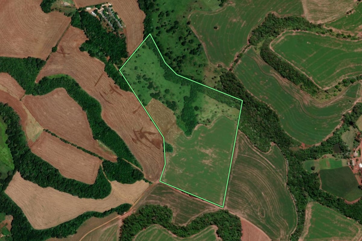 Imagem de satélite do imóvel rural em Cruzeiro do Iguaçu (PR), com o contorno declarado no CAR desenhado por cima.