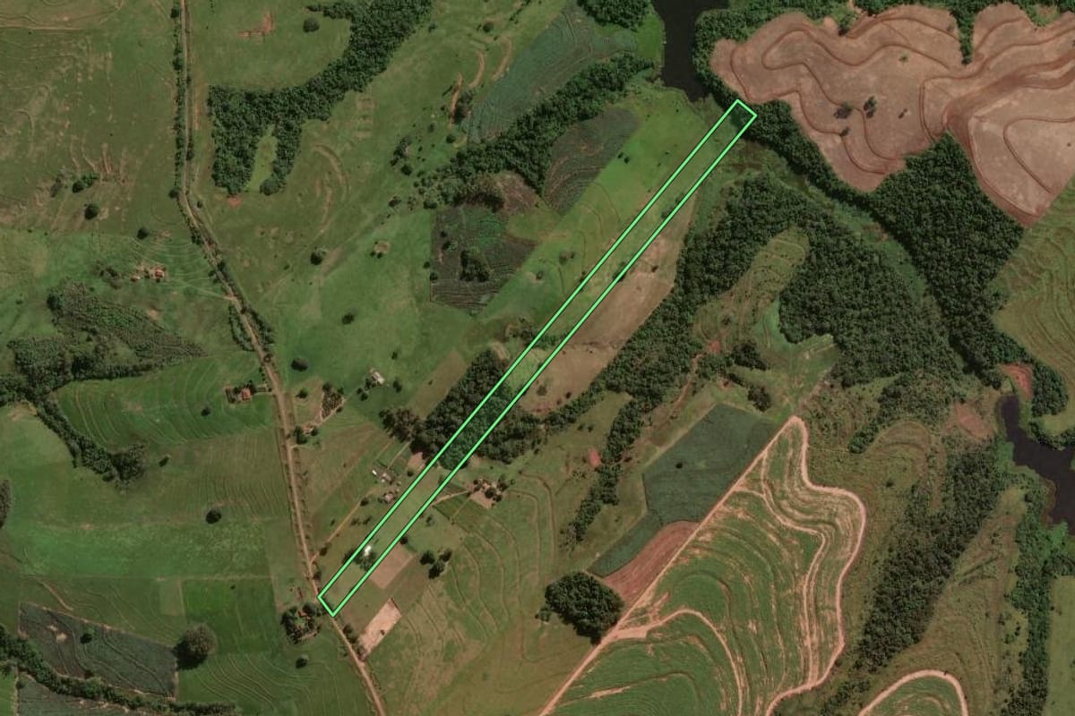 Imagem de satélite do imóvel rural em Cruzeiro do Oeste (PR), com o contorno declarado no CAR desenhado por cima.
