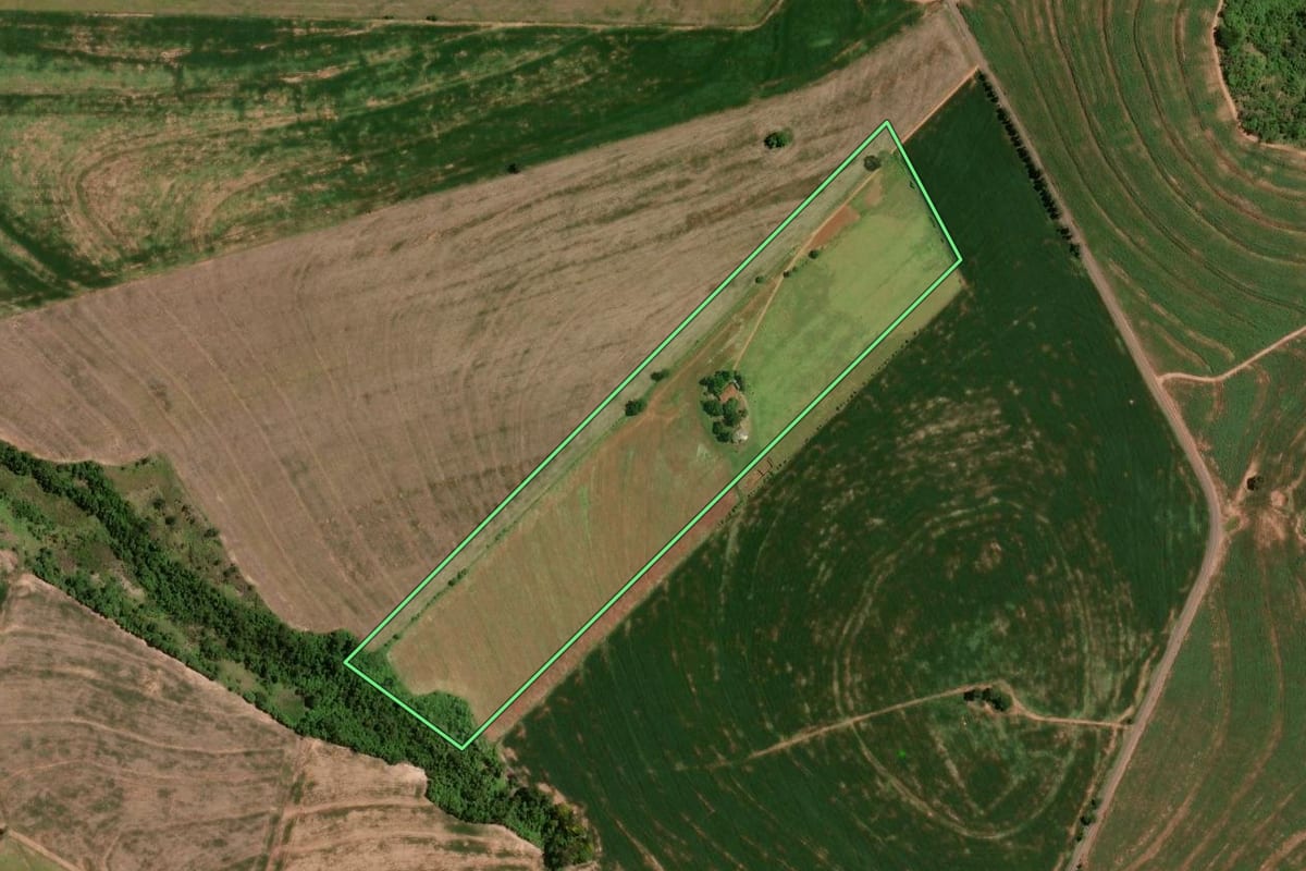Imagem de satélite do imóvel rural em Cruzeiro do Oeste (PR), com o contorno declarado no CAR desenhado por cima.