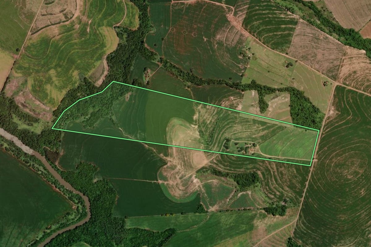 Imagem de satélite do imóvel rural em Cruzeiro do Oeste (PR), com o contorno declarado no CAR desenhado por cima.