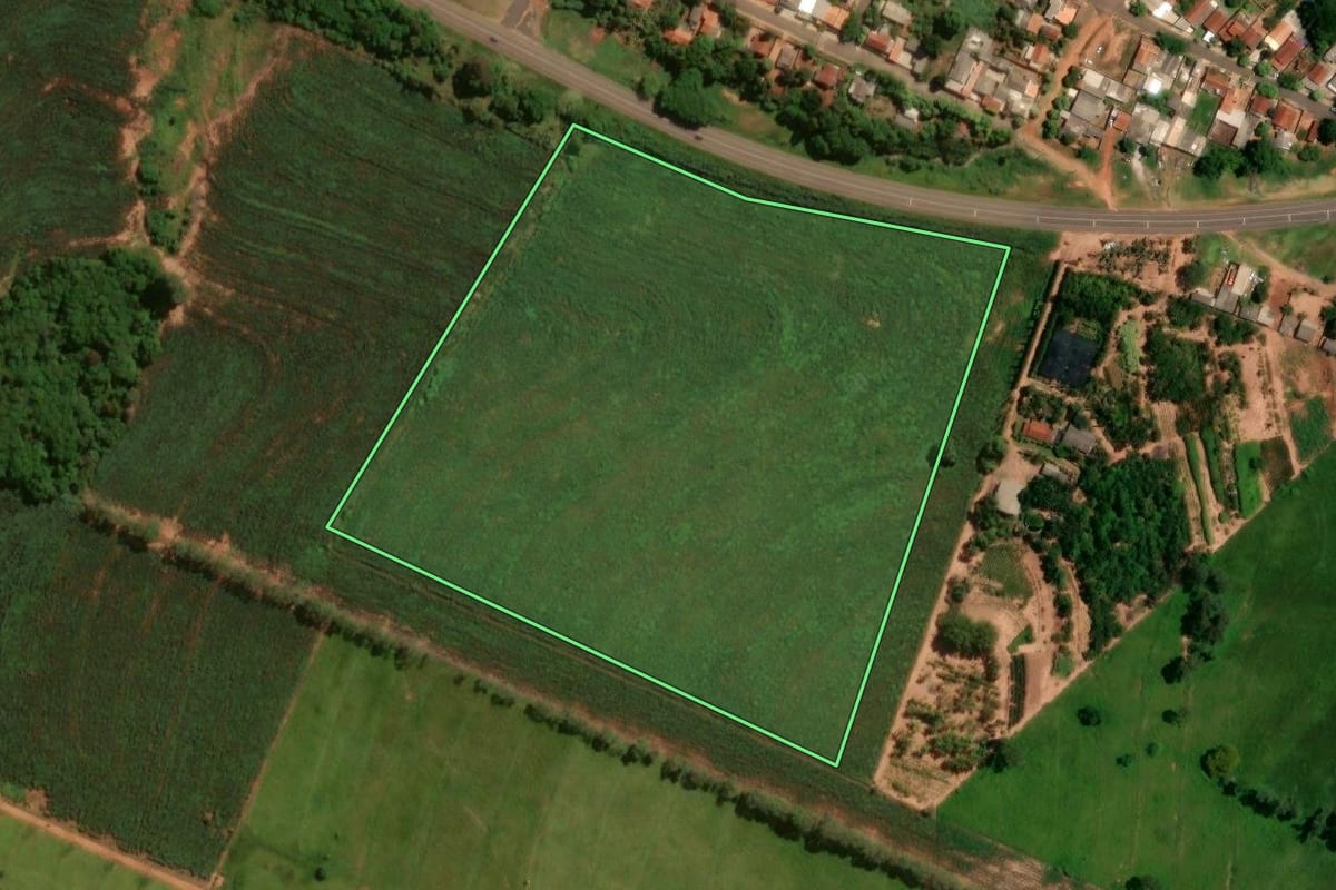 Imagem de satélite do imóvel rural em Cruzeiro do Oeste (PR), com o contorno declarado no CAR desenhado por cima.