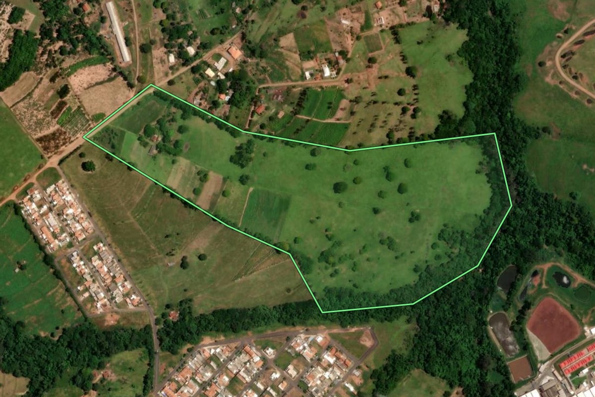 Imagem de satélite do imóvel rural em Cruzeiro do Oeste (PR), com o contorno declarado no CAR desenhado por cima.