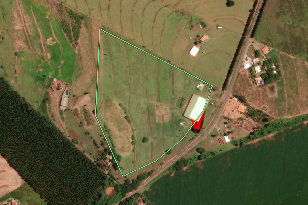 Imagem de satélite do imóvel rural em Cruzeiro do Oeste (PR), com o contorno declarado no CAR desenhado por cima.