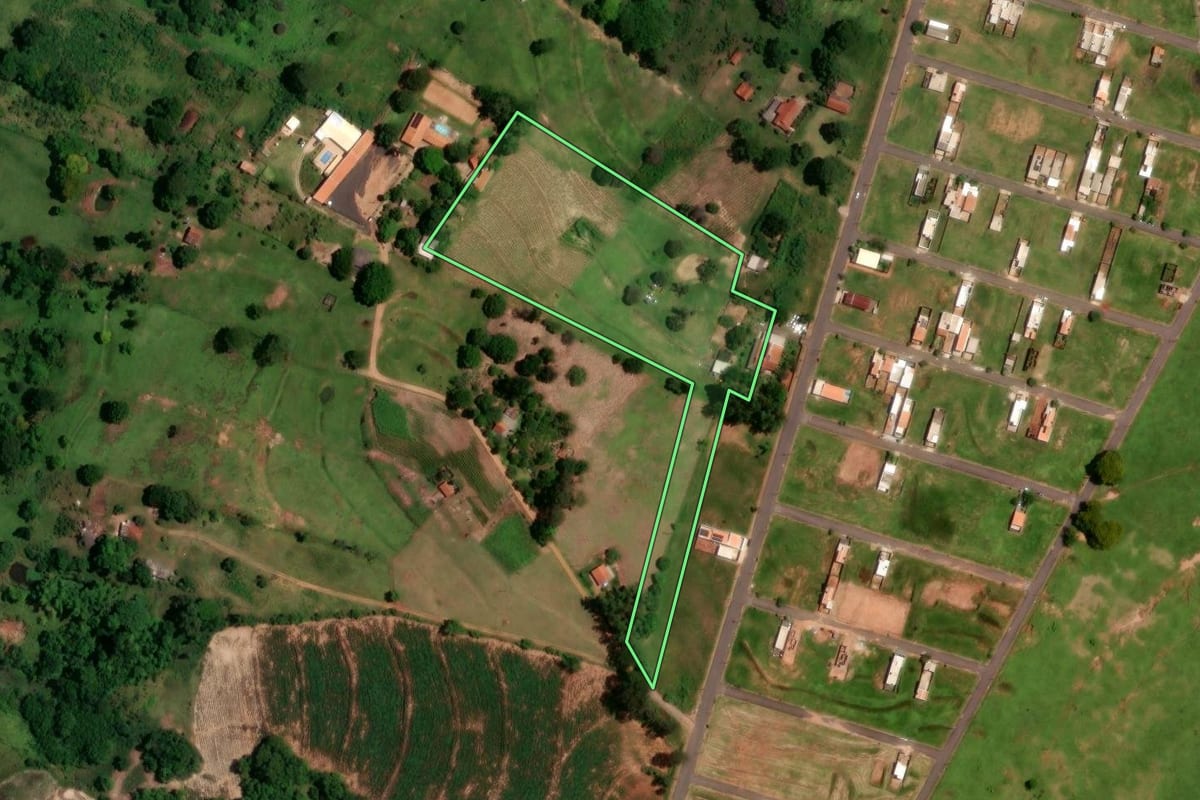 Imagem de satélite do imóvel rural em Cruzeiro do Oeste (PR), com o contorno declarado no CAR desenhado por cima.