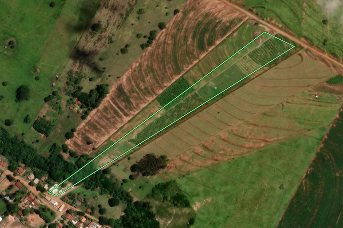 Imagem de satélite do imóvel rural em Cruzeiro do Oeste (PR), com o contorno declarado no CAR desenhado por cima.