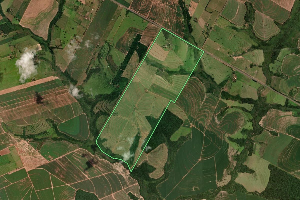 Imagem de satélite do imóvel rural em Cruzeiro do Oeste (PR), com o contorno declarado no CAR desenhado por cima.