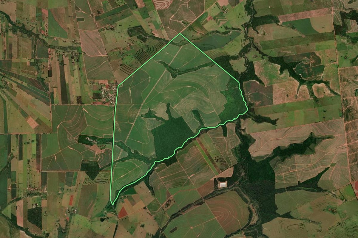 Imagem de satélite do imóvel rural em Cruzeiro do Oeste (PR), com o contorno declarado no CAR desenhado por cima.