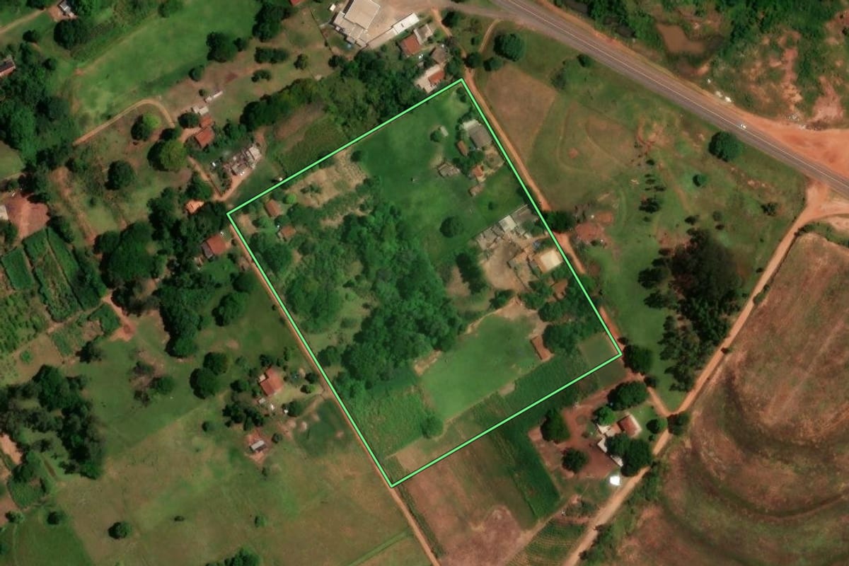 Imagem de satélite do imóvel rural em Cruzeiro do Oeste (PR), com o contorno declarado no CAR desenhado por cima.